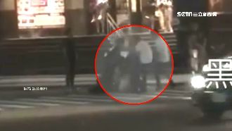 不爽「被碰到」　KTV門口爆全武行