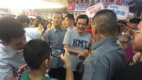 馬英九陪議員參選人士東市場掃街前總統馬英九（中右）14日陪同國民黨台北市議員參選人赴士東市場掃街，沿途接受民眾、攤商鼓勵，心情似乎未受三中案影響，全程皆未受訪。中央社記者劉建邦攝　107年7月14日