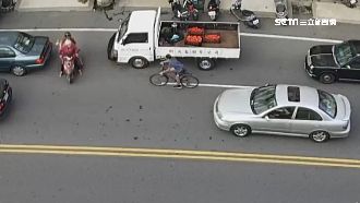 大媽騎車載狗竄馬路　害10歲童撞飛