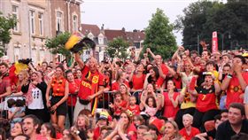 比利時勝巴西　街頭觀賽萬頭鑽動比利時6日晚間在世足賽8強賽中擊敗巴西，各地可見萬頭鑽動球迷觀賽。中央社記者唐佩君布魯塞爾攝　107年7月7日