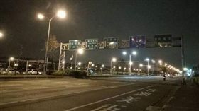 一名網友在臉書社團上PO文，表示昨天深夜往淡水方向的大度路上，一隻狗從路邊跑向分隔島，經過車輛都放滿車速，不過一輛白色BMW轎車完全沒有剎車，直接撞上去，最後毛小孩蠕動連帶爬的到對面，最後無力倒下，閉上眼睛走了。文中還提到，撞死毛小孩的駕駛當下有下車查看，離譜的是，並不是探視毛小孩，而是下車到馬路中間撿零件，隨即閃人。這舉動讓網友們怒批：「會有報應！」