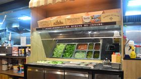 漢堡店提供自助吧台。（圖／翻攝自哈比小姐＊哈世界）