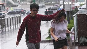 颱風瑪莉亞來襲，台北市區民眾冒風雨下班，風雨、大雨、豪雨。 （圖／記者林敬旻攝）