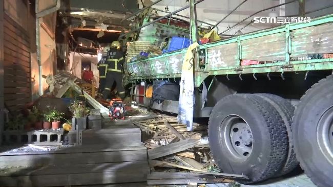 貨車高速撞家具店　車頭擠扁駕駛不治