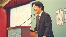 行政院長賴清德出席民進黨共識營報告行政團隊政績。（圖／民進黨提供）