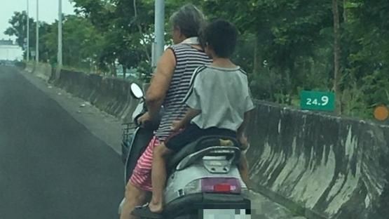 阿嬤母湯喔！違規載金孫殺上快速公路
