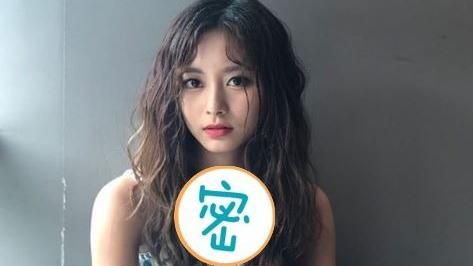 子瑜上班被捕獲　辣露事業線飄女人味