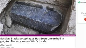 埃及,亞歷山卓,石棺,破壞,盜墓
https://www.sciencealert.com/huge-mystery-sarcophagus-unearthed-in-egypt-alexandria