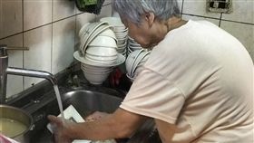 阿興魯肉飯,愛心餐,免費給甘苦人吃到飽（記者郭奕均攝影）