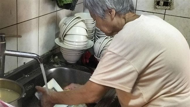 7旬嬤打雜養家　吃愛心餐堅持幫洗碗