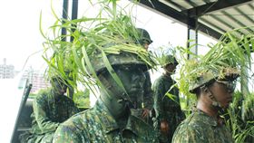陸軍官校臉部偽裝課　照片曝光網批「不合時宜」譙翻了！（圖／翻攝自陸軍軍官學校臉書）