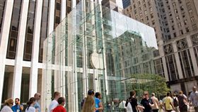 蘋果紐約總部
https://www.flickr.com/photos/alotor/3856505282/in/photolist-6SMAEo-L4BYR3-E87kY6-2x4LDm-6qDD6Y-qxYYA4-fjJWn-cEdSGo-dQUDJe-26Jw8VP-biW8Qg-enzUV7-7FP6fh-fjJVr-7FP6zL-6UyGJ1-8CHzKL-5FfVrf-64AZtR-