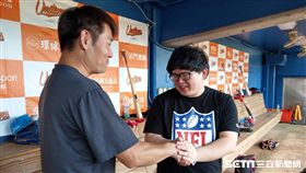 黃甘霖與林育羣相見歡。（圖／記者王怡翔攝)