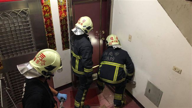 公寓屍臭2週！破門驚見黑褐色血灘