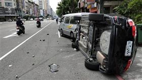 車禍,行車糾紛,棍棒,側翻,高雄（翻攝照片）