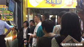 世足冠軍賽前，運動彩券行排隊人潮。（圖／讀者提供）