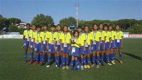 台灣女足發光！歐洲國際賽奪冠　後勁國小球員揮國旗飆淚（圖／翻攝自高雄市後勁國小臉書）