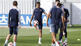 19歲的姆巴佩（左20）倍受法國隊器重。（圖／美聯社／達志影像）