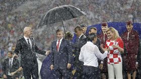 ▲侍衛迅速為普丁撐傘。（圖／美聯社／達志影像）