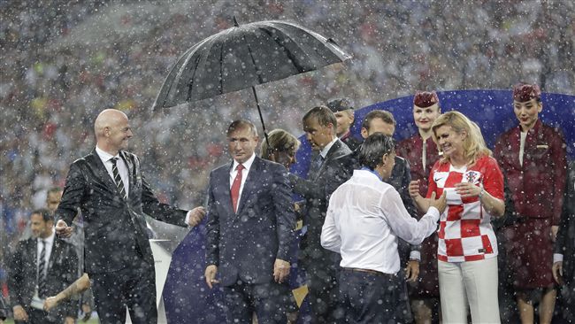 侍衛只有一把傘　普丁不能淋雨