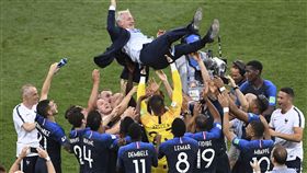 法國奪冠軍，總教練德尚被高高拋起。（圖／美聯社／達志影像）