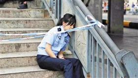 大陸潼南區最近受到暴雨洪水影響，不少警察為了支援忙得不可開交。一名女警因連續工作20多個小時，值班後靠在欄杆休息，沒想到卻被民眾拍下傳上網路，瞬間在網路上爆紅。（圖／翻攝自微博）