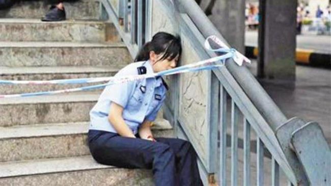 女警工作累癱睡著　照片瘋傳網友暴動