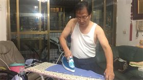 李來希燙衣服　圖／翻攝自李來希臉書