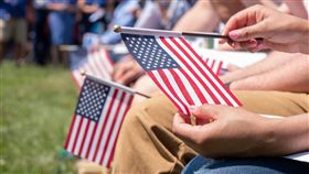 美國國旗,美國人（圖／翻攝自USCIS臉書）