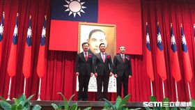 法務部長交接典禮，邱太三將印信交給蔡清祥。潘千詩攝影