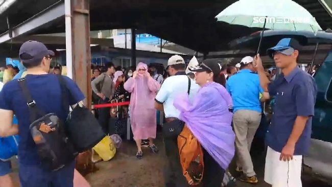 10級強風雨勢斜灑！遊客擠蘭嶼碼頭