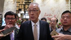 總統指國民黨怠惰　吳敦義以肥鵝理論反駁總統蔡英文15日在民進黨全代會中批評國民黨不反省還教訓改革者。國民黨主席吳敦義（中）出席公開活動時受訪反駁，並以國民黨執政時營所稅超徵的「肥鵝理論」，說明國民黨更有能力拚經濟。中央社記者王淑芬攝　107年7月15日