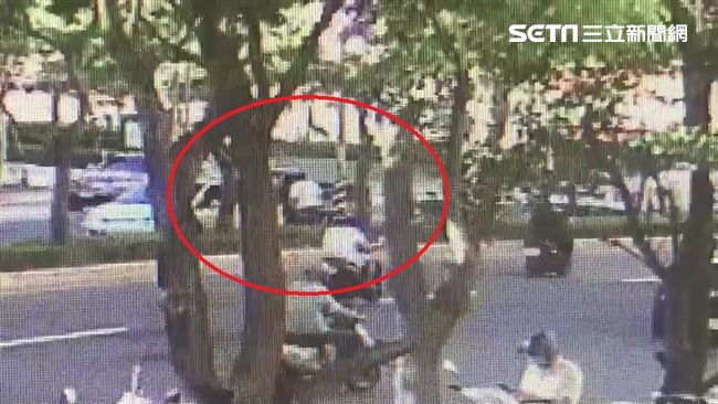 擦撞事故爆口角　快車道上大打出手