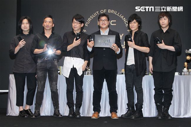 五月天玩自拍與粉絲們度過難忘的夏天。（記者邱榮吉/攝影）