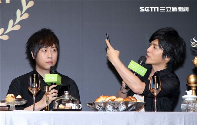 五月天玩自拍與粉絲們度過難忘的夏天。（記者邱榮吉/攝影）