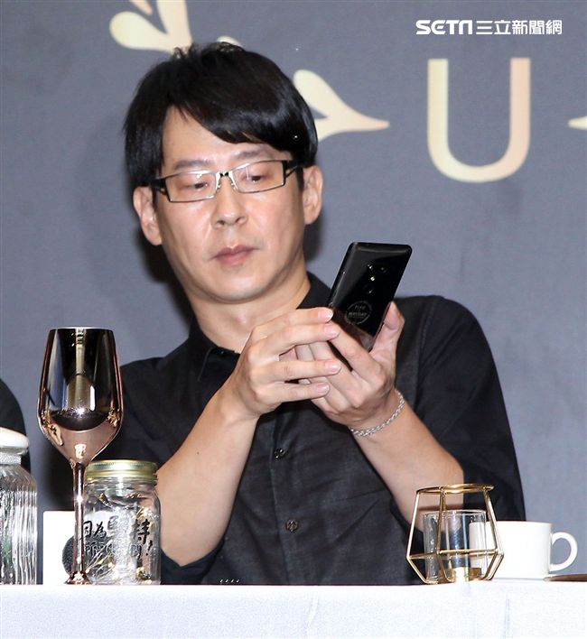 五月天玩自拍與粉絲們度過難忘的夏天。（記者邱榮吉/攝影）