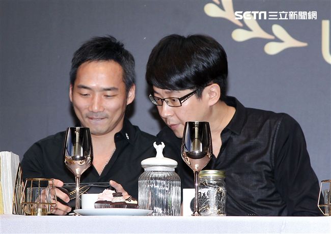 五月天玩自拍與粉絲們度過難忘的夏天。（記者邱榮吉/攝影）