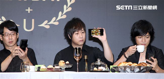 五月天玩自拍與粉絲們度過難忘的夏天。（記者邱榮吉/攝影）