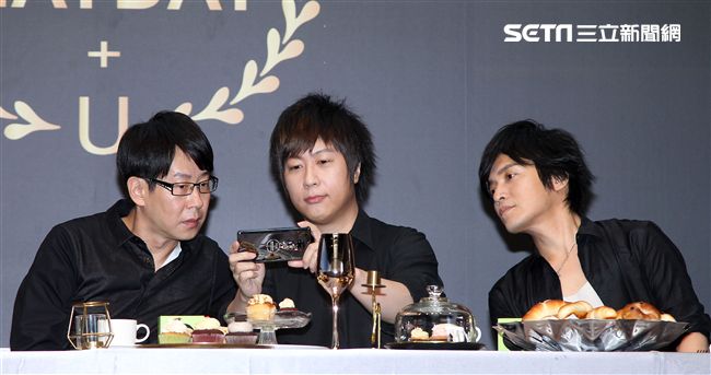 五月天玩自拍與粉絲們度過難忘的夏天。（記者邱榮吉/攝影）