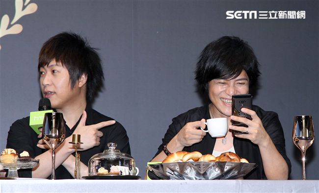 五月天玩自拍與粉絲們度過難忘的夏天。（記者邱榮吉/攝影）