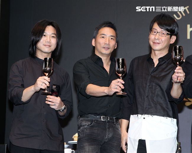 五月天玩自拍與粉絲們度過難忘的夏天。（記者邱榮吉/攝影）