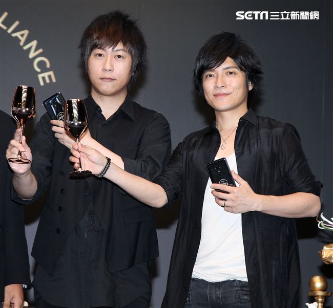 五月天玩自拍與粉絲們度過難忘的夏天。（記者邱榮吉/攝影）