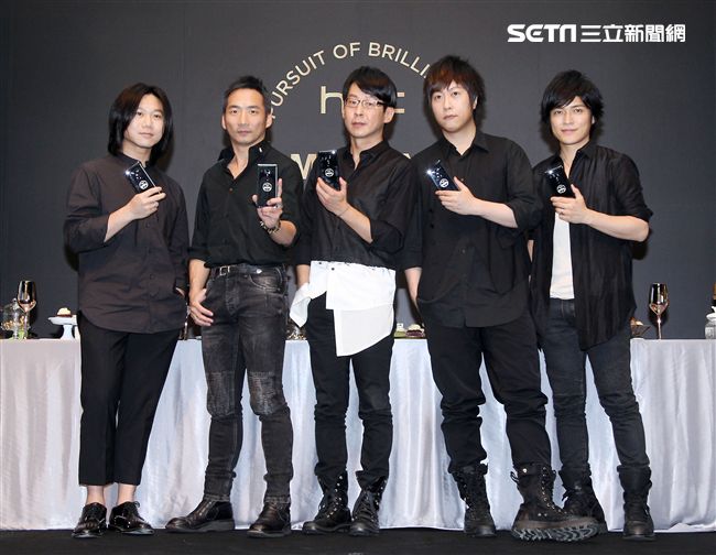 五月天玩自拍與粉絲們度過難忘的夏天。（記者邱榮吉/攝影）