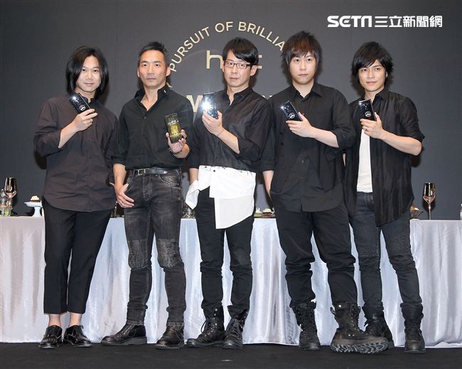 五月天玩自拍與粉絲們度過難忘的夏天。（記者邱榮吉/攝影）