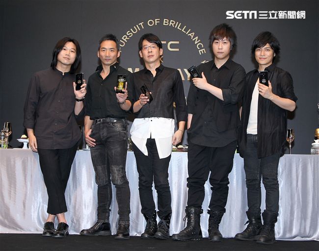 五月天玩自拍與粉絲們度過難忘的夏天。（記者邱榮吉/攝影）