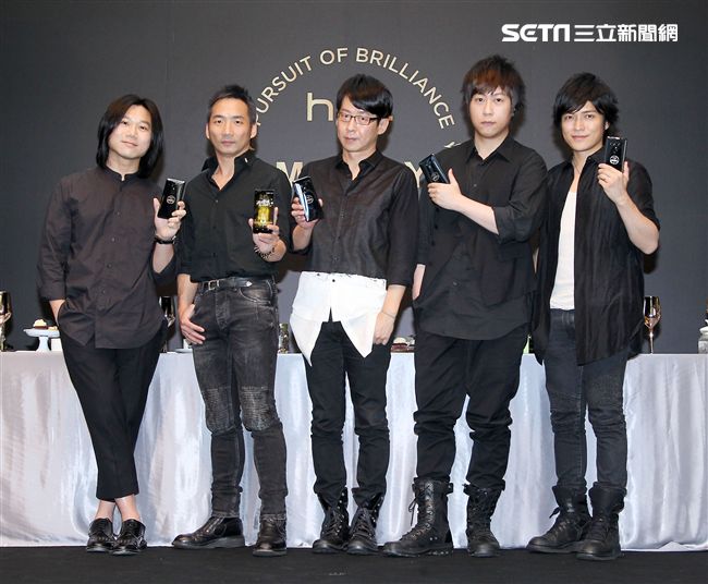 五月天玩自拍與粉絲們度過難忘的夏天。（記者邱榮吉/攝影）