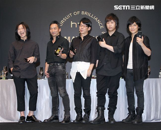 五月天玩自拍與粉絲們度過難忘的夏天。（記者邱榮吉/攝影）