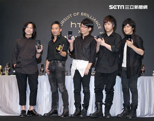 五月天玩自拍與粉絲們度過難忘的夏天。（記者邱榮吉/攝影）