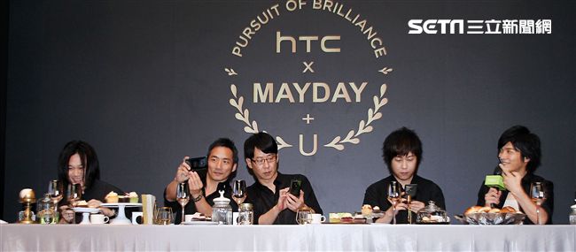 五月天玩自拍與粉絲們度過難忘的夏天。（記者邱榮吉/攝影）