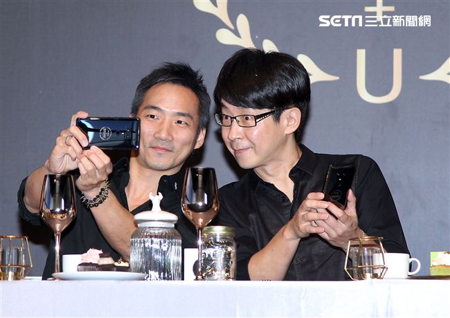 五月天玩自拍與粉絲們度過難忘的夏天。（記者邱榮吉/攝影）